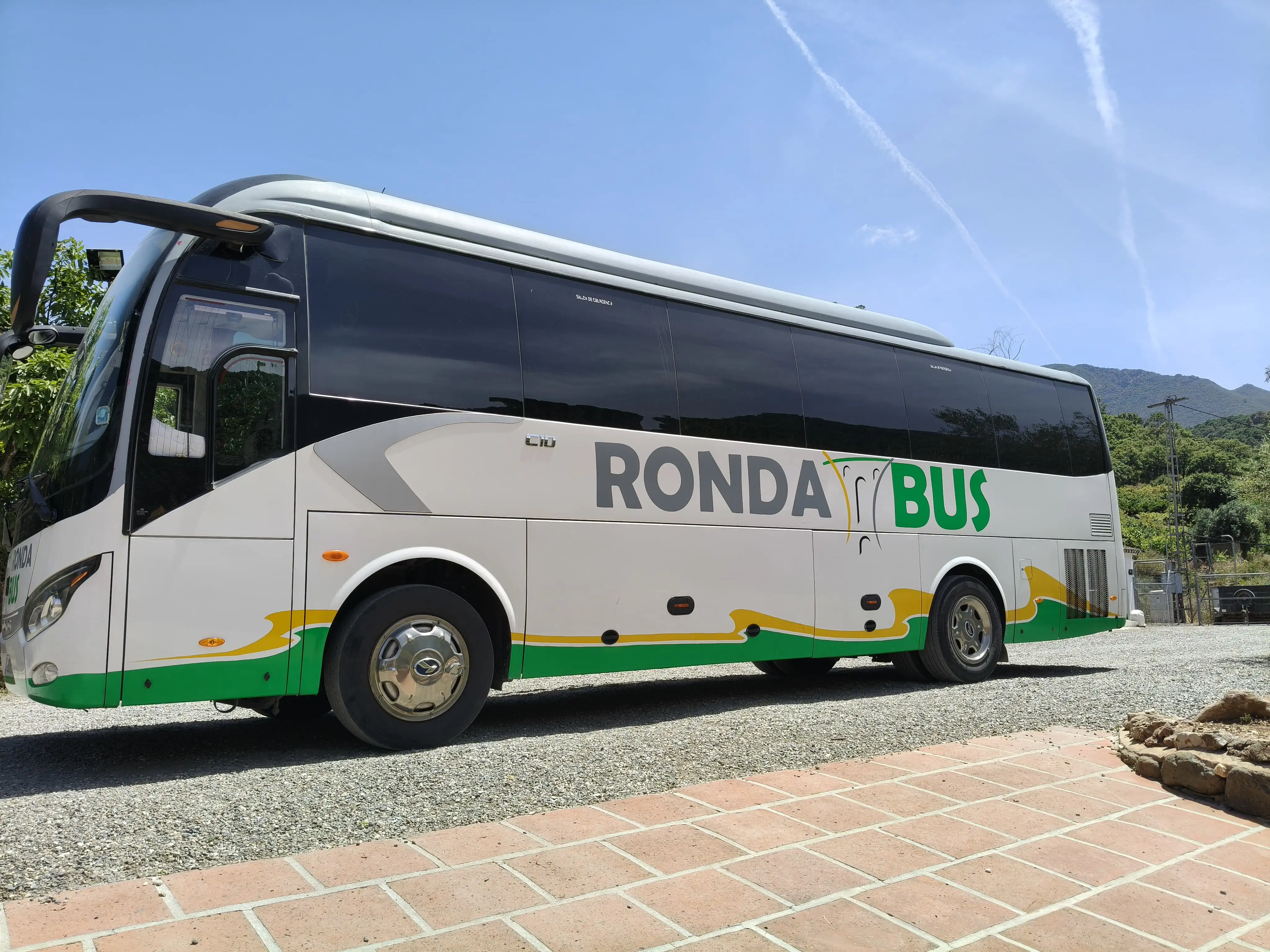Autocar de Rondabus en un servicio de transporte