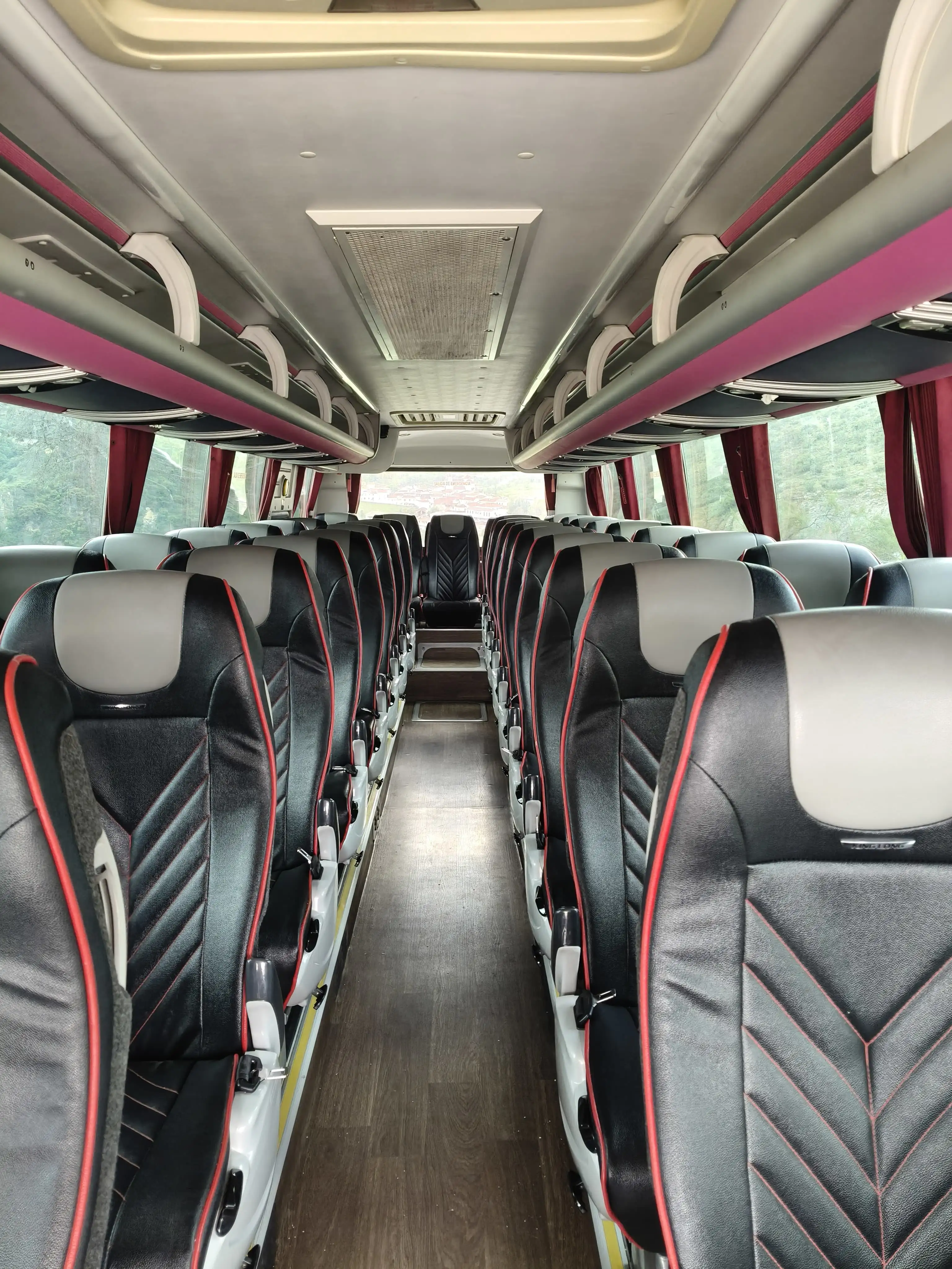 Interior de un autocar para viajes de grupo